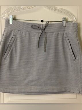 Athleta Gray and White Striped Skort SZ MEDIUM